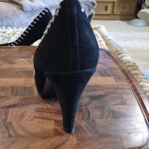 CHANEL Black and Gray Woven Trim Cap-Toe Heels - Picture 5 of 11